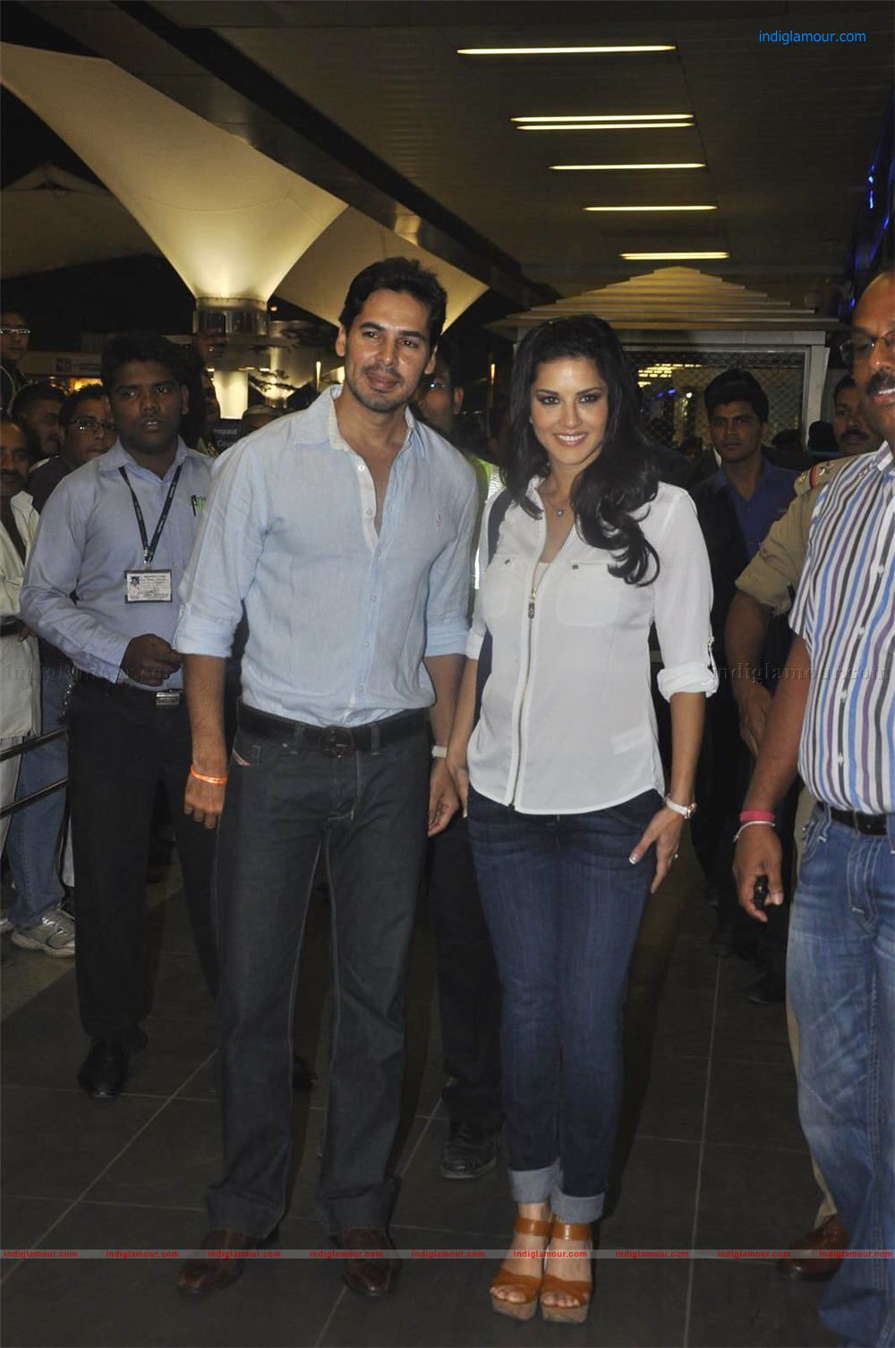 Sunny Leone Arrives in Mumbai For Jism 2 Shoot Event hd photo