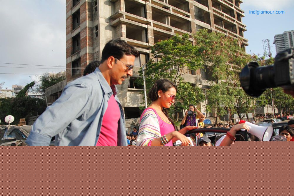 Akshay Kumar and Sonakshi Sinha Promote Rowdy Rathore Event hd photo