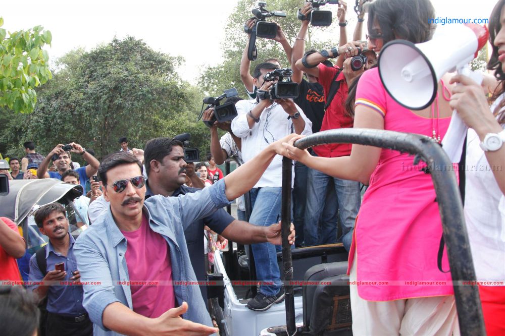 Akshay Kumar and Sonakshi Sinha Promote Rowdy Rathore Event hd photo
