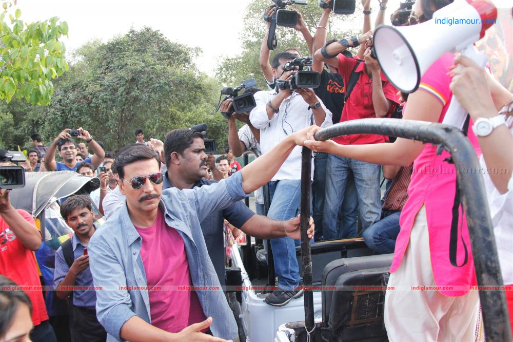 Akshay Kumar and Sonakshi Sinha Promote Rowdy Rathore Event hd photo