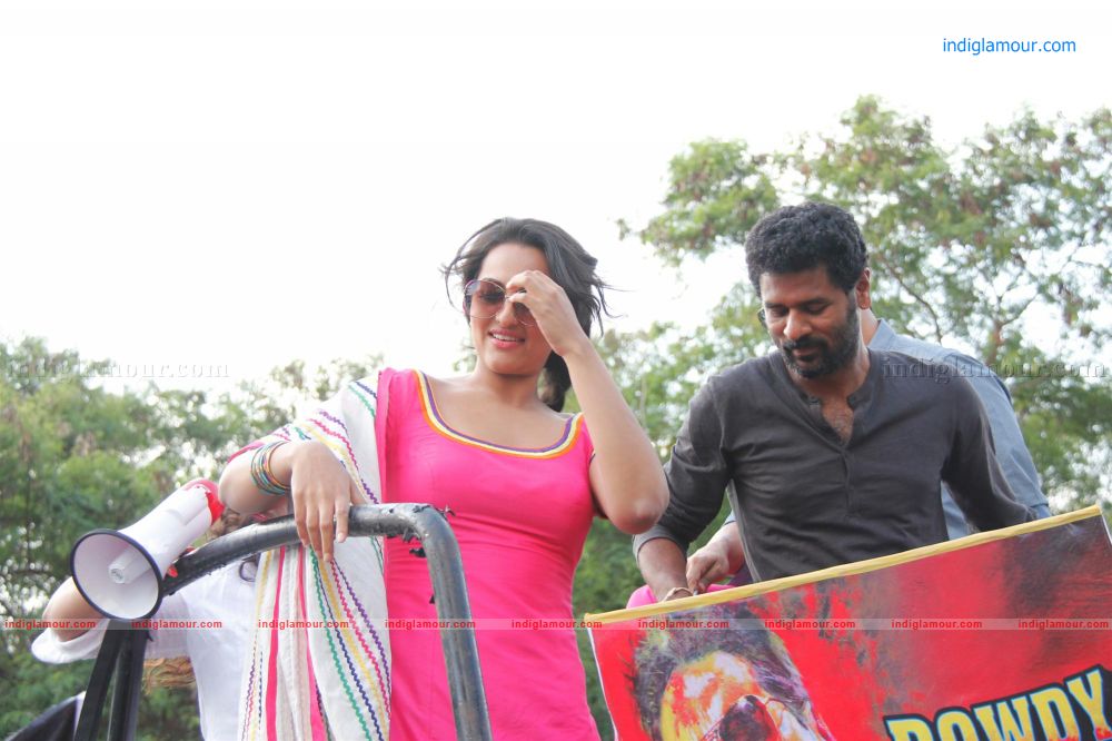 Akshay Kumar and Sonakshi Sinha Promote Rowdy Rathore Event hd photo