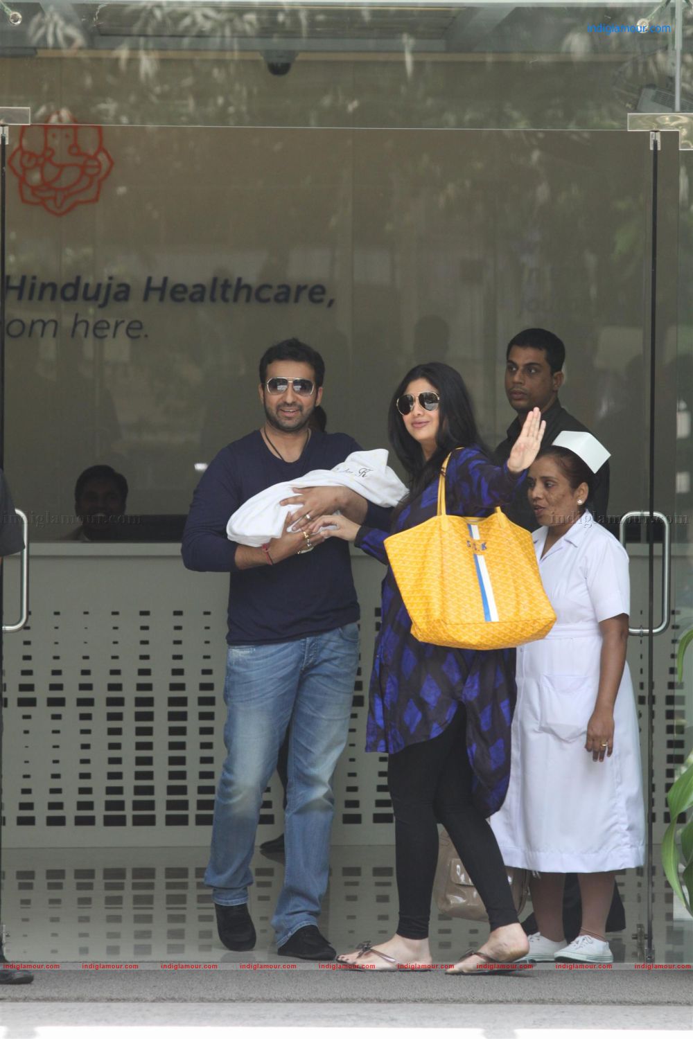 Shilpa Shetty and Raj Kundra Pose With baby Son Event hd photo