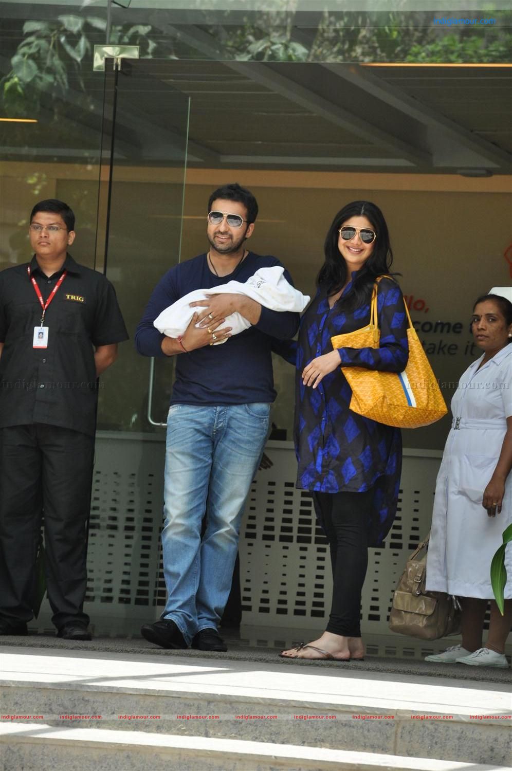 Shilpa Shetty and Raj Kundra Pose With baby Son Event hd photo