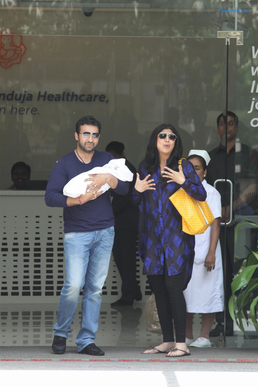 Shilpa Shetty and Raj Kundra Pose With baby Son Event hd photo