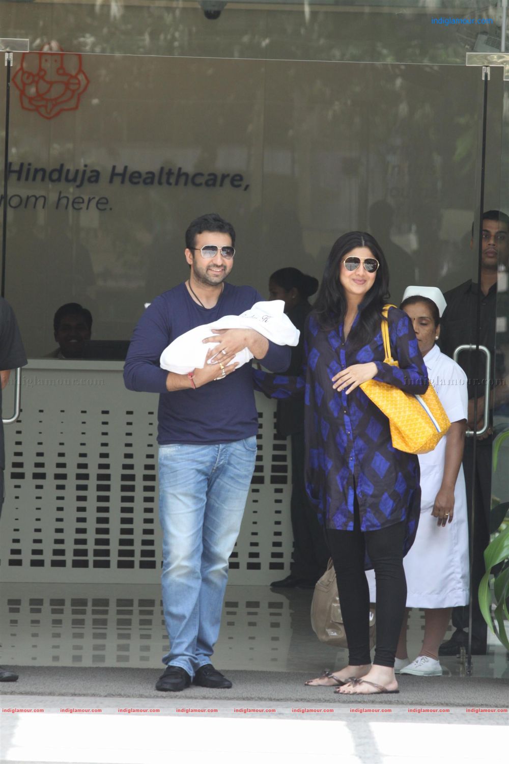 Shilpa Shetty and Raj Kundra Pose With baby Son Event hd photo