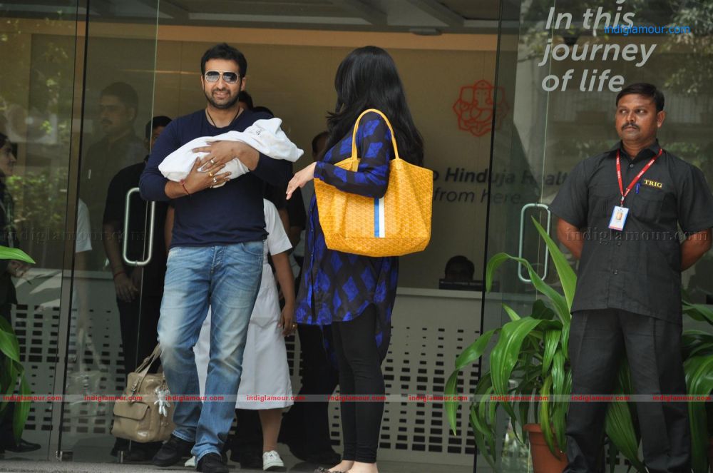 Shilpa Shetty and Raj Kundra Pose With baby Son Event hd photo