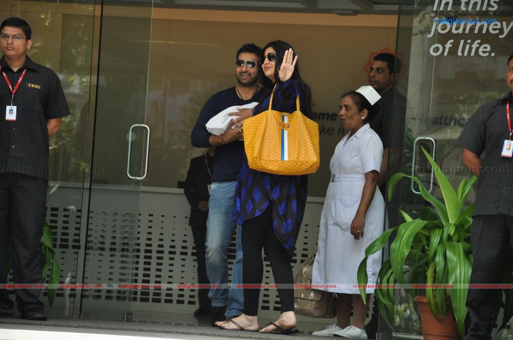 Shilpa Shetty and Raj Kundra Pose With baby Son Event hd photo