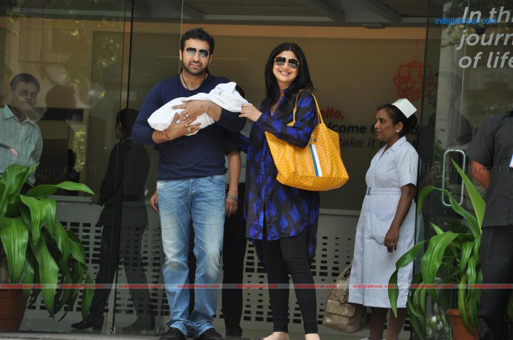 Shilpa Shetty and Raj Kundra Pose With baby Son Event hd photo