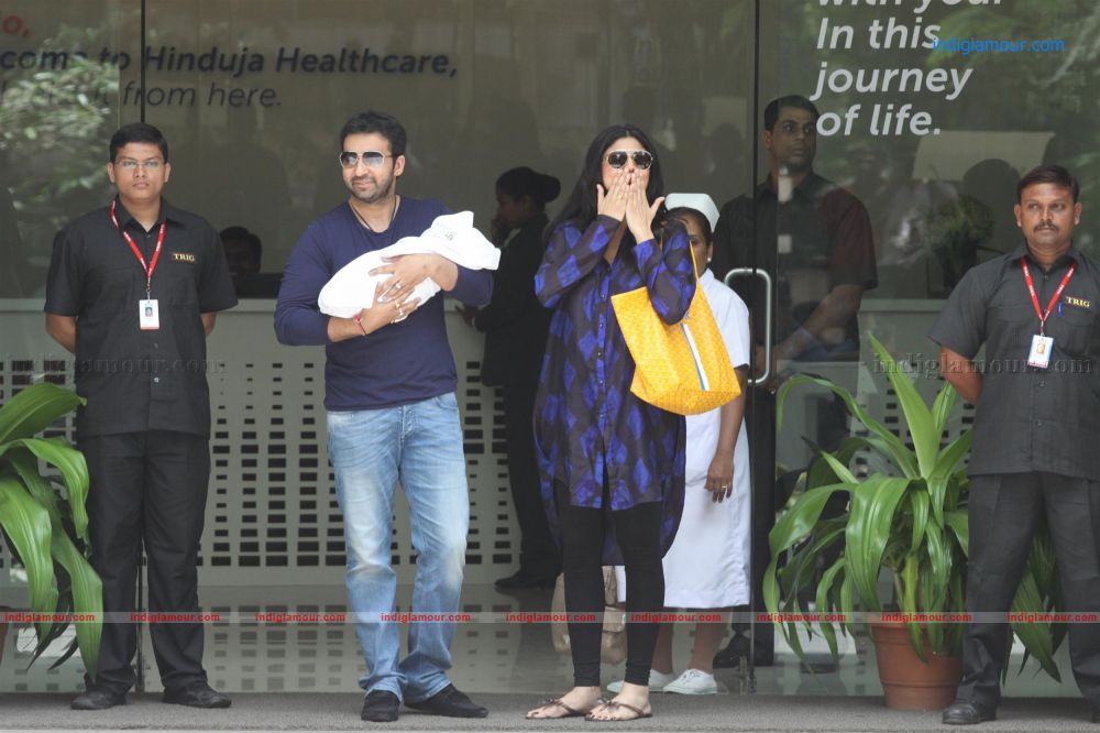 Shilpa Shetty and Raj Kundra Pose With baby Son Event hd photo