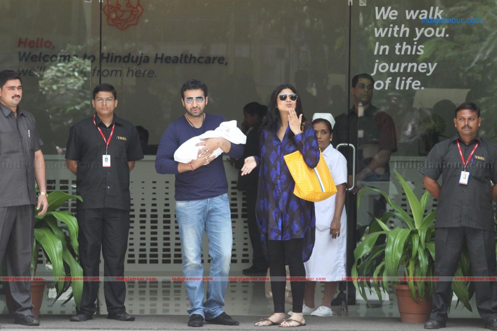 Shilpa Shetty and Raj Kundra Pose With baby Son Event hd photo