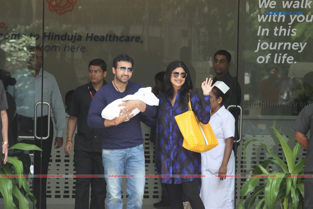 Shilpa Shetty and Raj Kundra Pose With baby Son Event hd photo