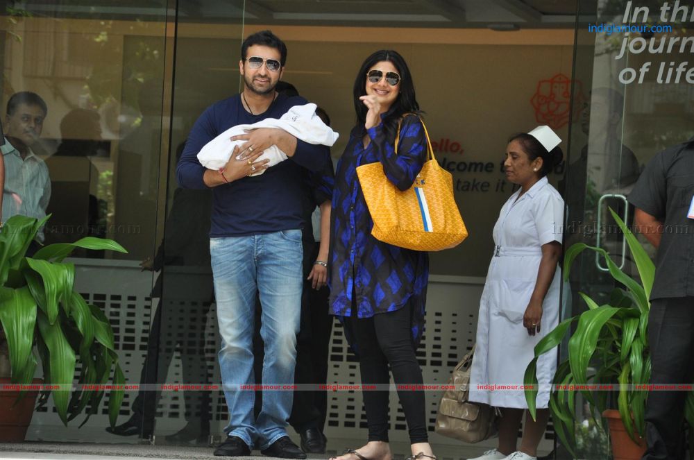 Shilpa Shetty and Raj Kundra Pose With baby Son Event hd photo