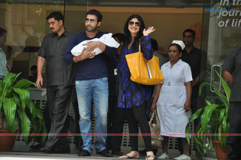 Shilpa Shetty and Raj Kundra Pose With baby Son Event hd photo