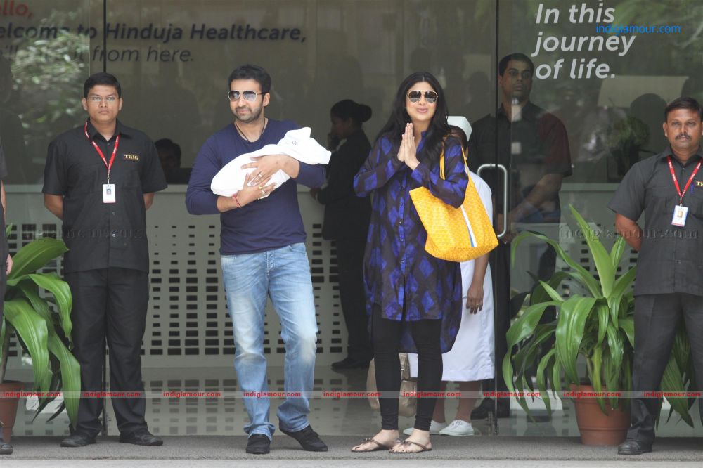 Shilpa Shetty and Raj Kundra Pose With baby Son Event hd photo