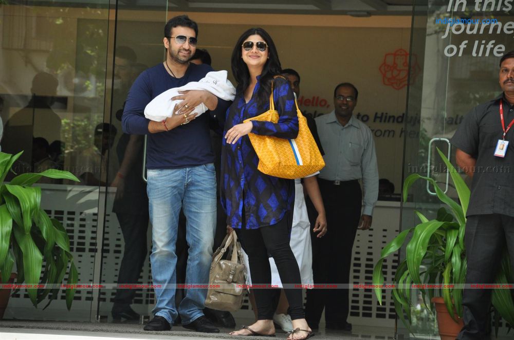 Shilpa Shetty and Raj Kundra Pose With baby Son Event hd photo