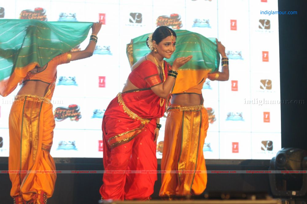 Vidya Balan Performs Live on Song Mala Jao De From Ferrari Ki Sawaari Event hd photo