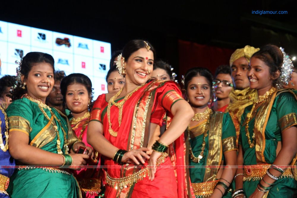 Vidya Balan Performs Live on Song Mala Jao De From Ferrari Ki Sawaari Event hd photo