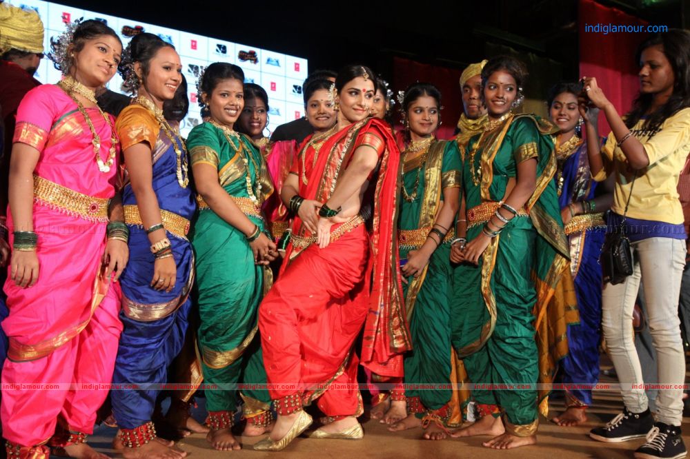 Vidya Balan Performs Live on Song Mala Jao De From Ferrari Ki Sawaari Event hd photo