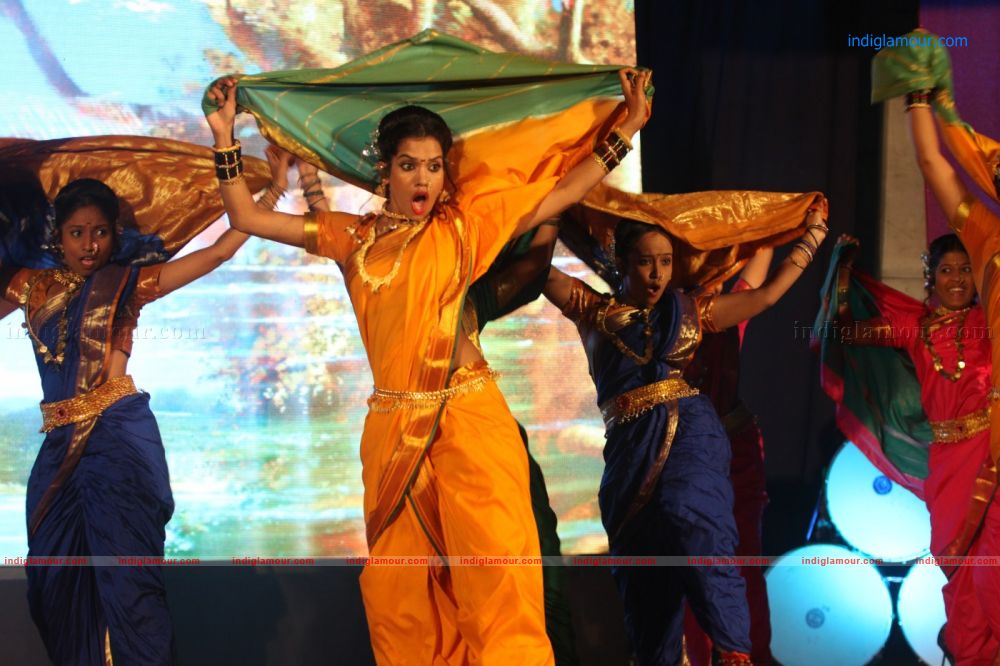 Vidya Balan Performs Live on Song Mala Jao De From Ferrari Ki Sawaari Event hd photo