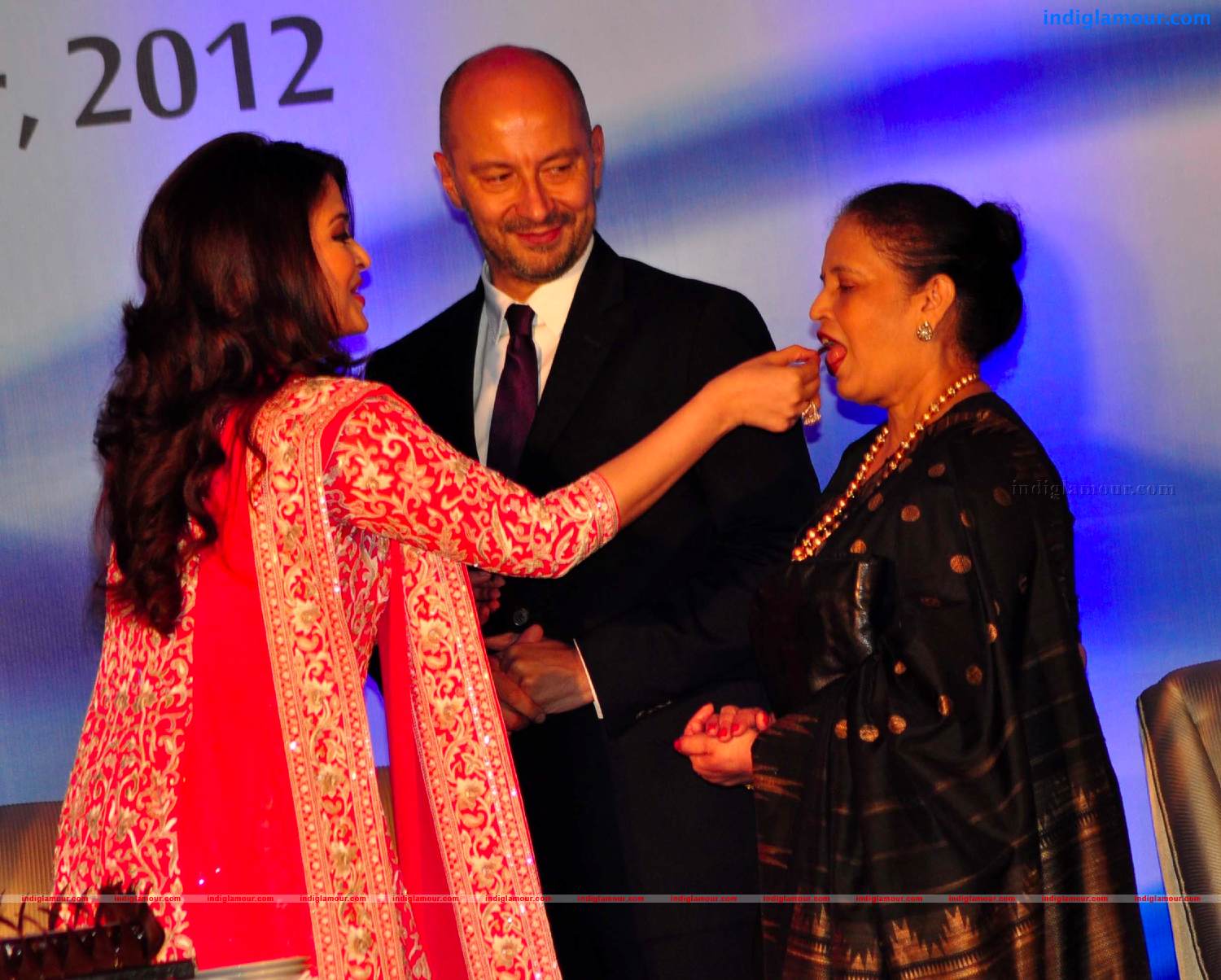 Aishwarya Rai Awarded By French Embassy Photo Event hd photo