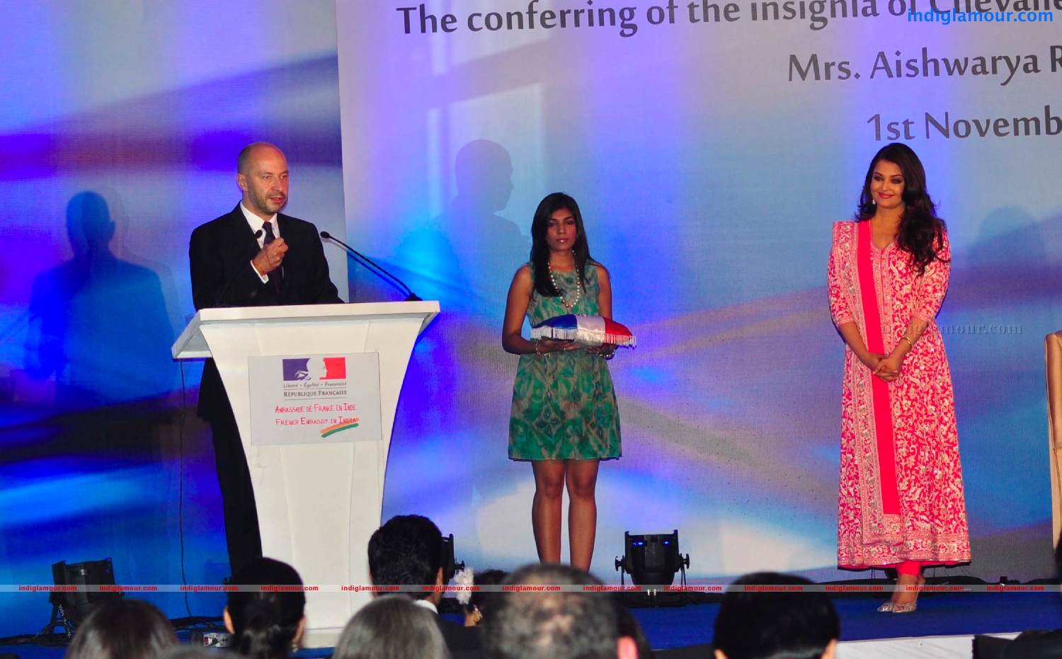 Aishwarya Rai Awarded By French Embassy Photo Event hd photo