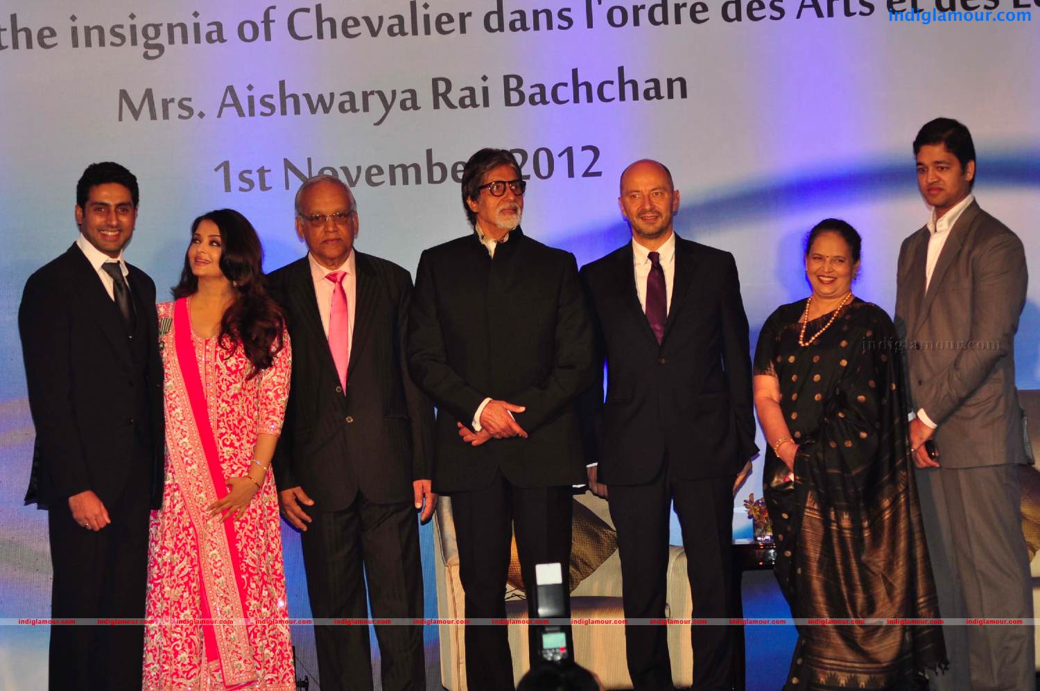 Aishwarya Rai Awarded By French Embassy Photo Event hd photo