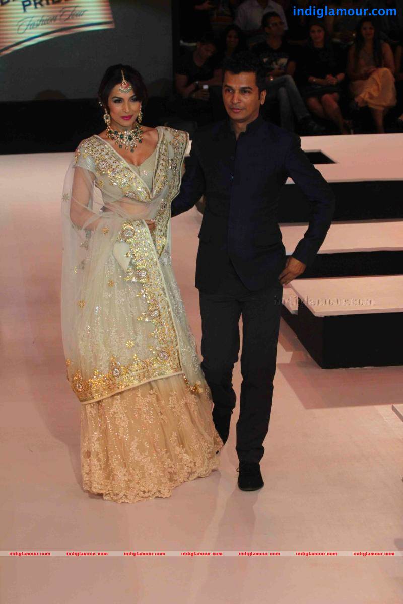 Blenders Pride Fashion Tour Day2 Vikram Phadnis Event hd photo