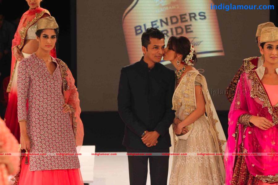 Blenders Pride Fashion Tour Day2 Vikram Phadnis Event hd photo