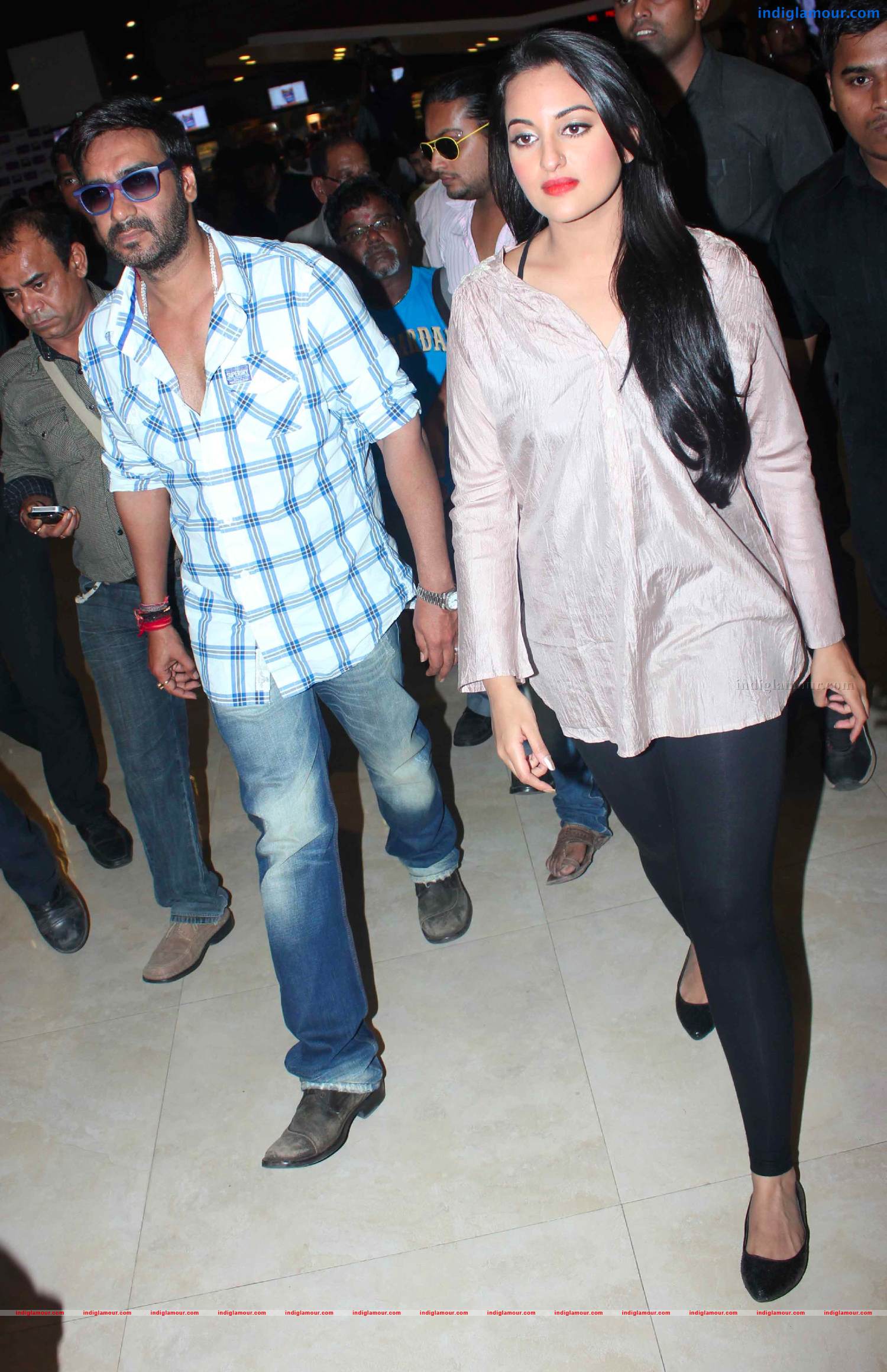Ajay DevgnAnd Sonakshi Sinha Unveils Diwali Lanterns Event hd photo