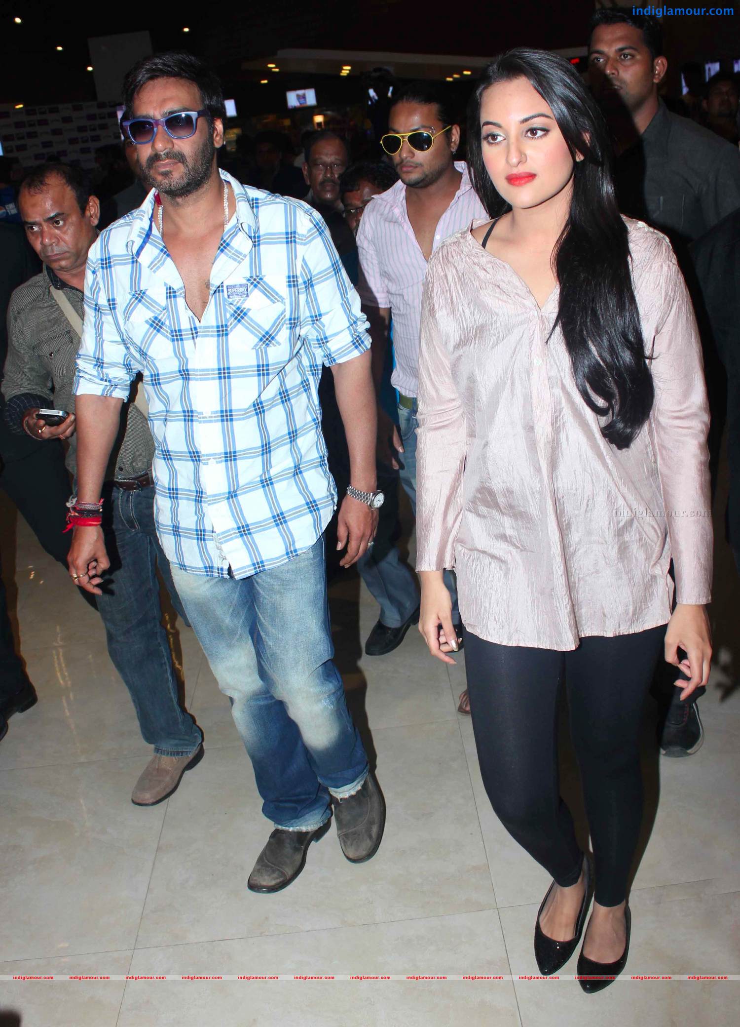 Ajay DevgnAnd Sonakshi Sinha Unveils Diwali Lanterns Event hd photo