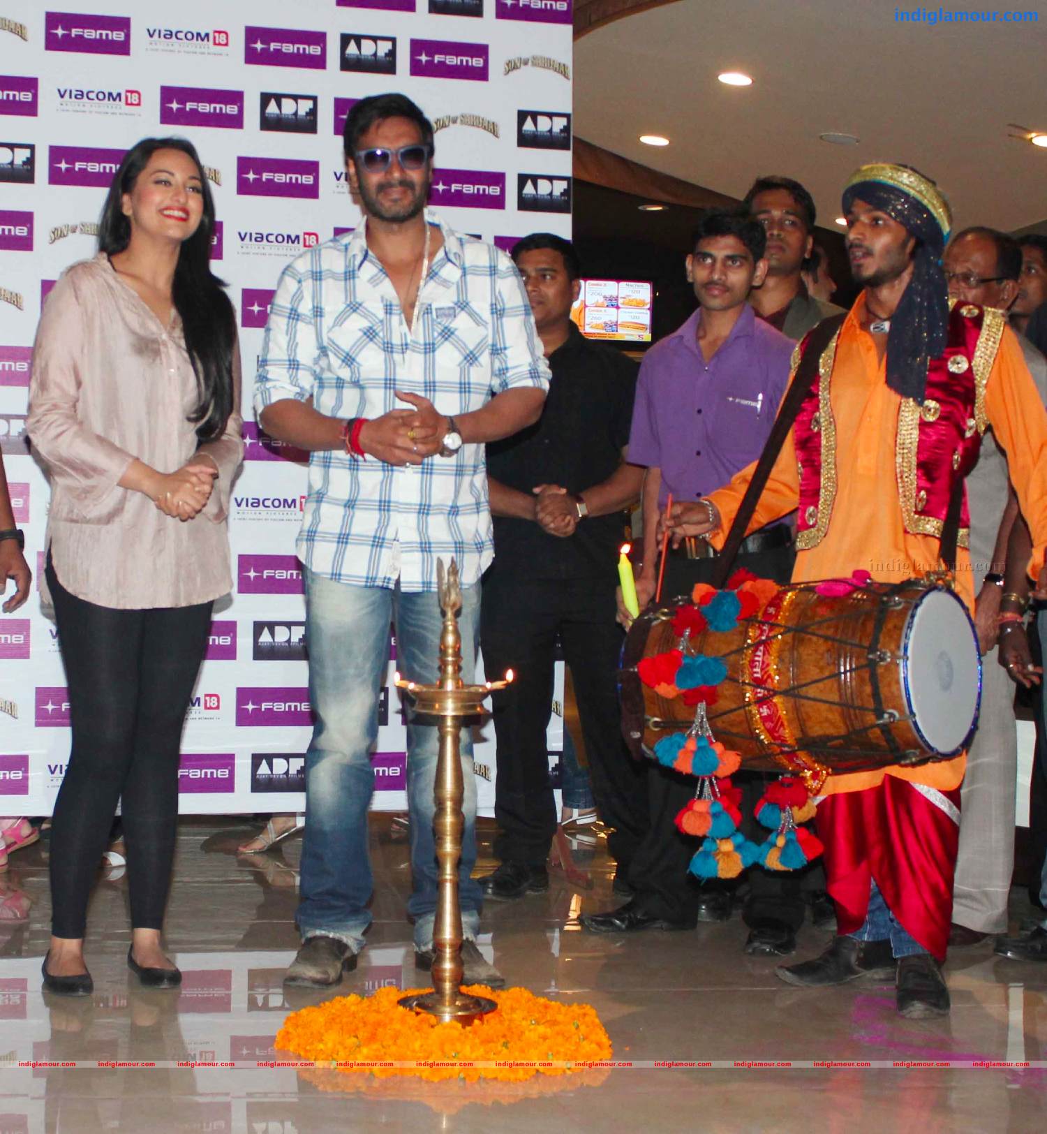 Ajay DevgnAnd Sonakshi Sinha Unveils Diwali Lanterns Event hd photo