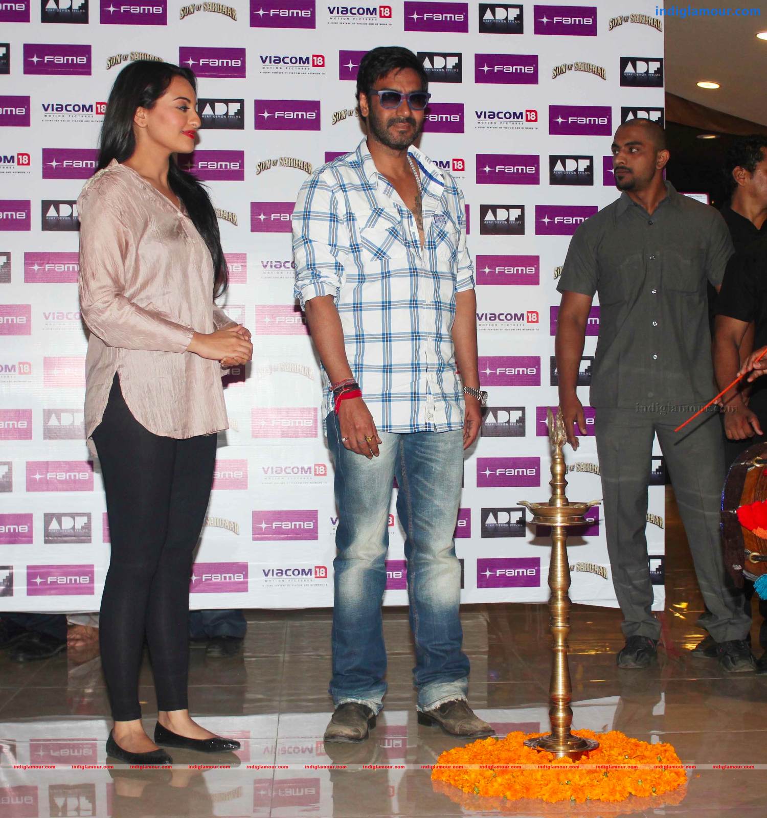 Ajay DevgnAnd Sonakshi Sinha Unveils Diwali Lanterns Event hd photo