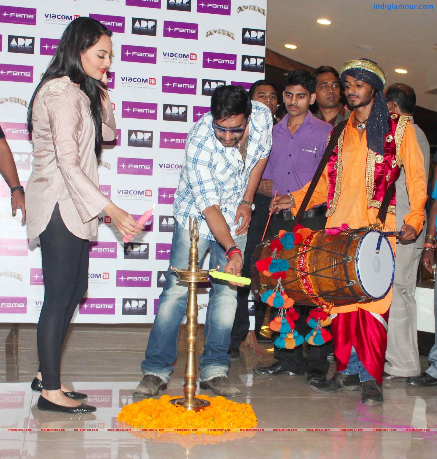 Ajay DevgnAnd Sonakshi Sinha Unveils Diwali Lanterns Event hd photo