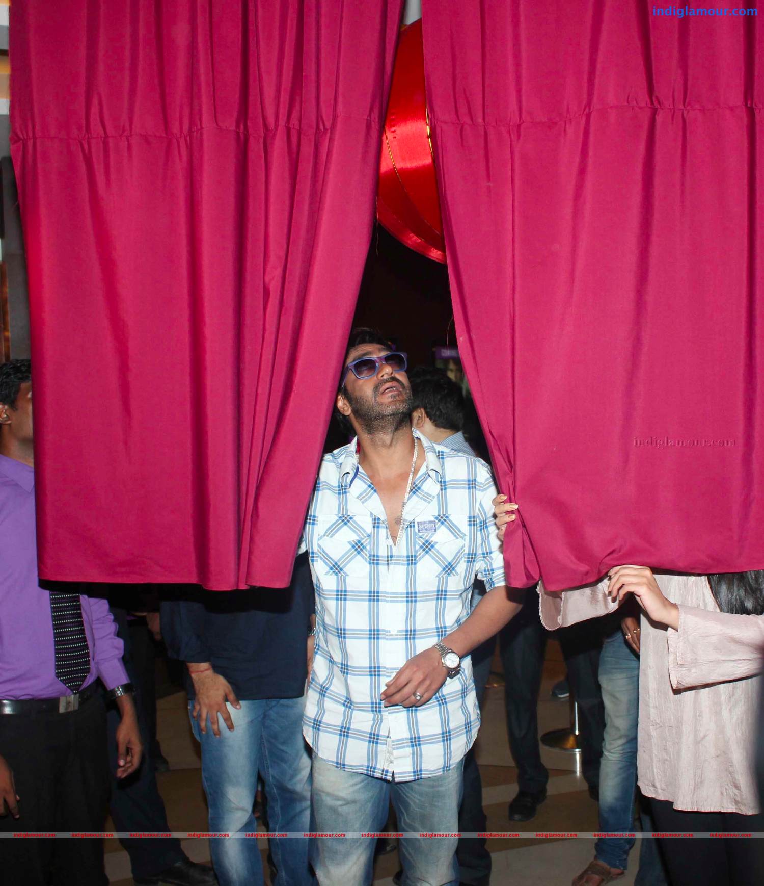 Ajay DevgnAnd Sonakshi Sinha Unveils Diwali Lanterns Event hd photo