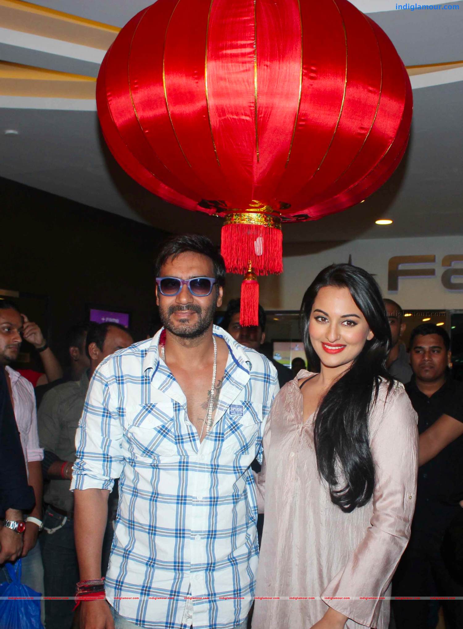 Ajay DevgnAnd Sonakshi Sinha Unveils Diwali Lanterns Event hd photo