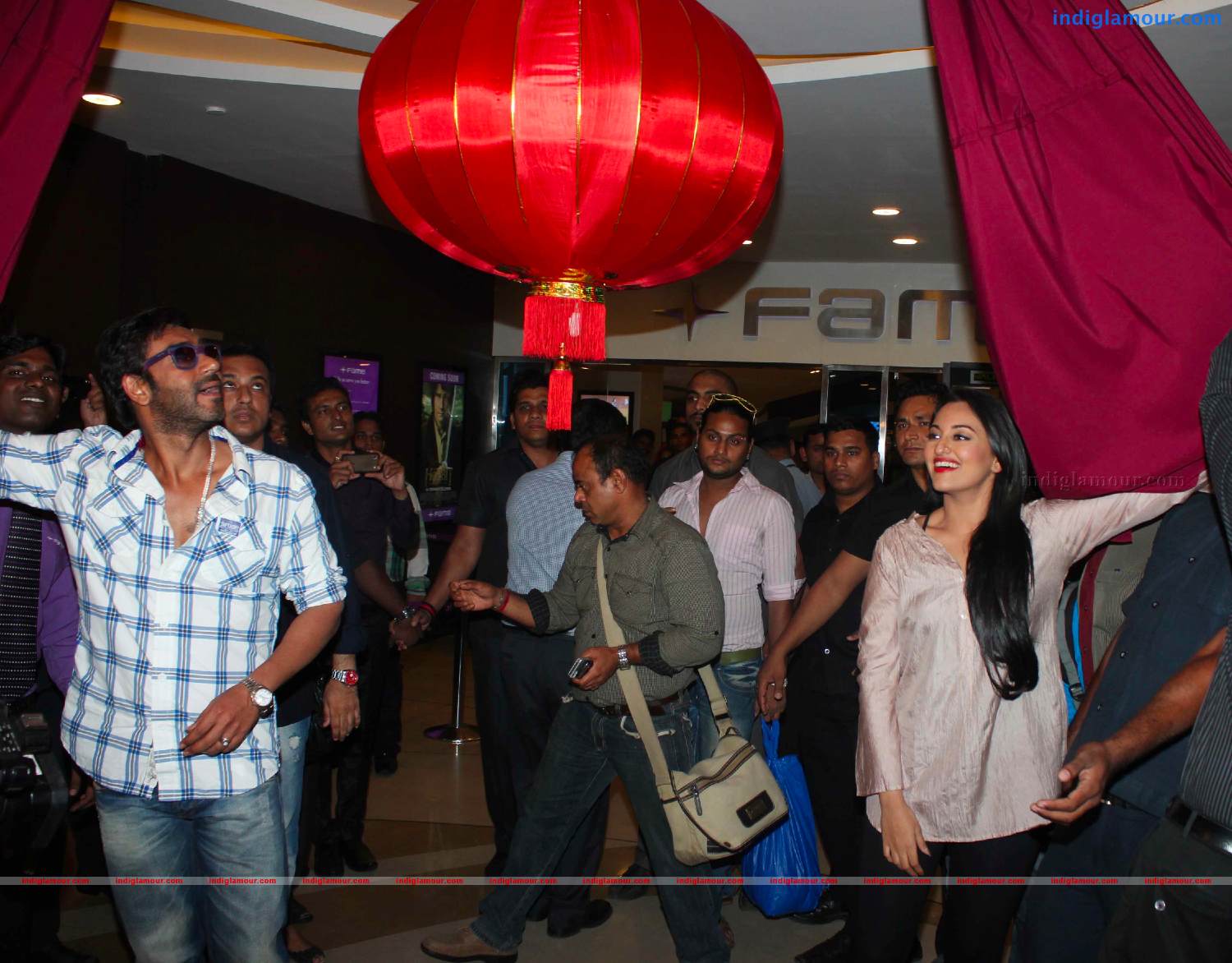 Ajay DevgnAnd Sonakshi Sinha Unveils Diwali Lanterns Event hd photo