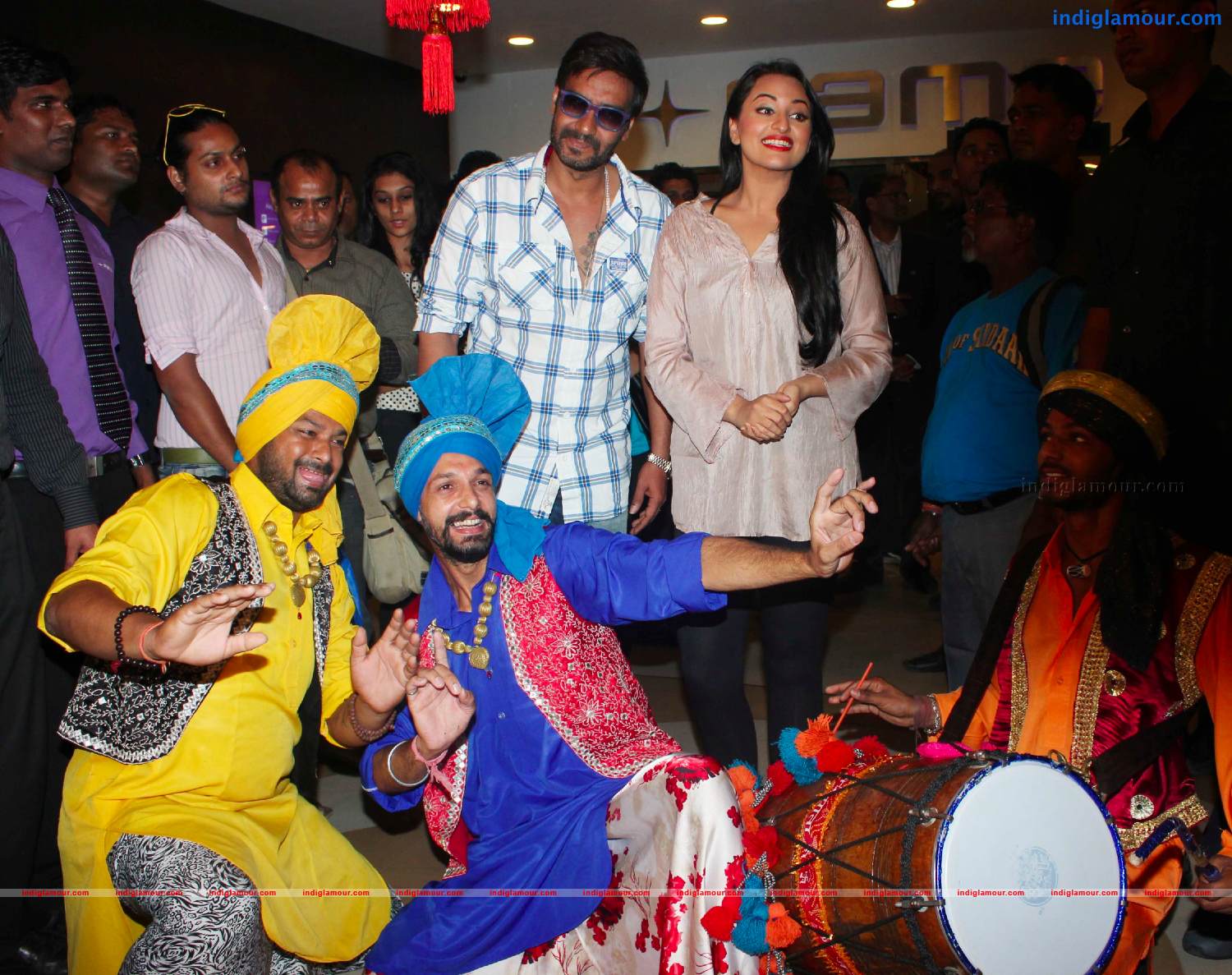 Ajay DevgnAnd Sonakshi Sinha Unveils Diwali Lanterns Event hd photo