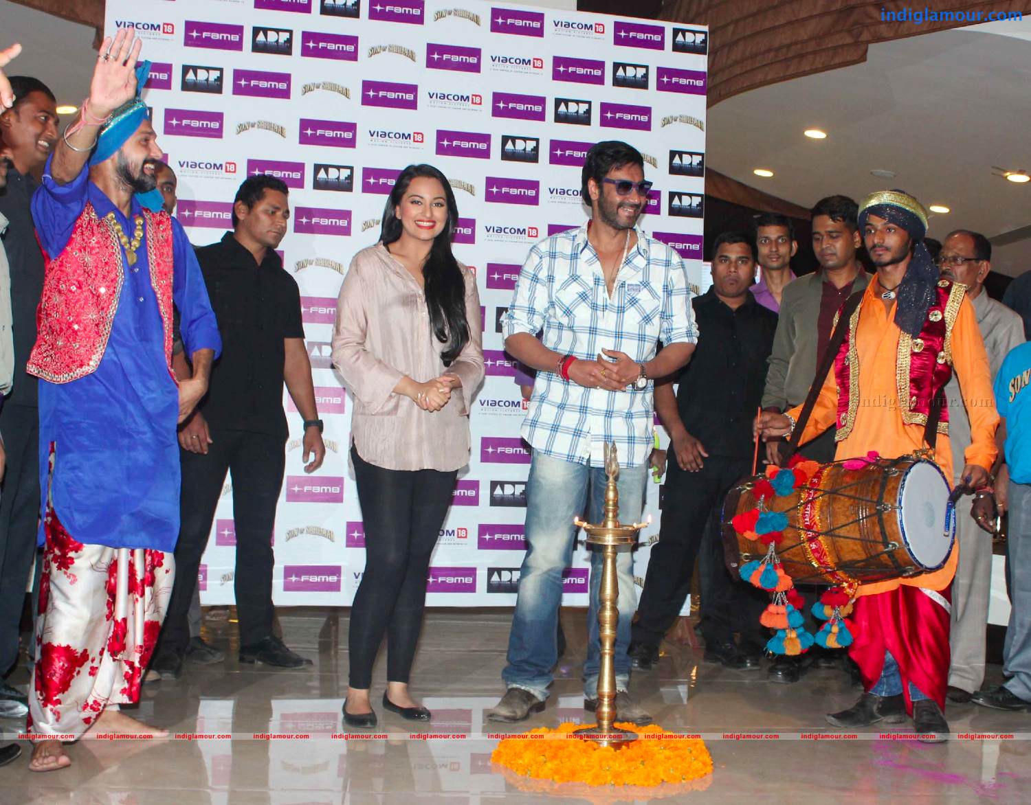 Ajay DevgnAnd Sonakshi Sinha Unveils Diwali Lanterns Event hd photo