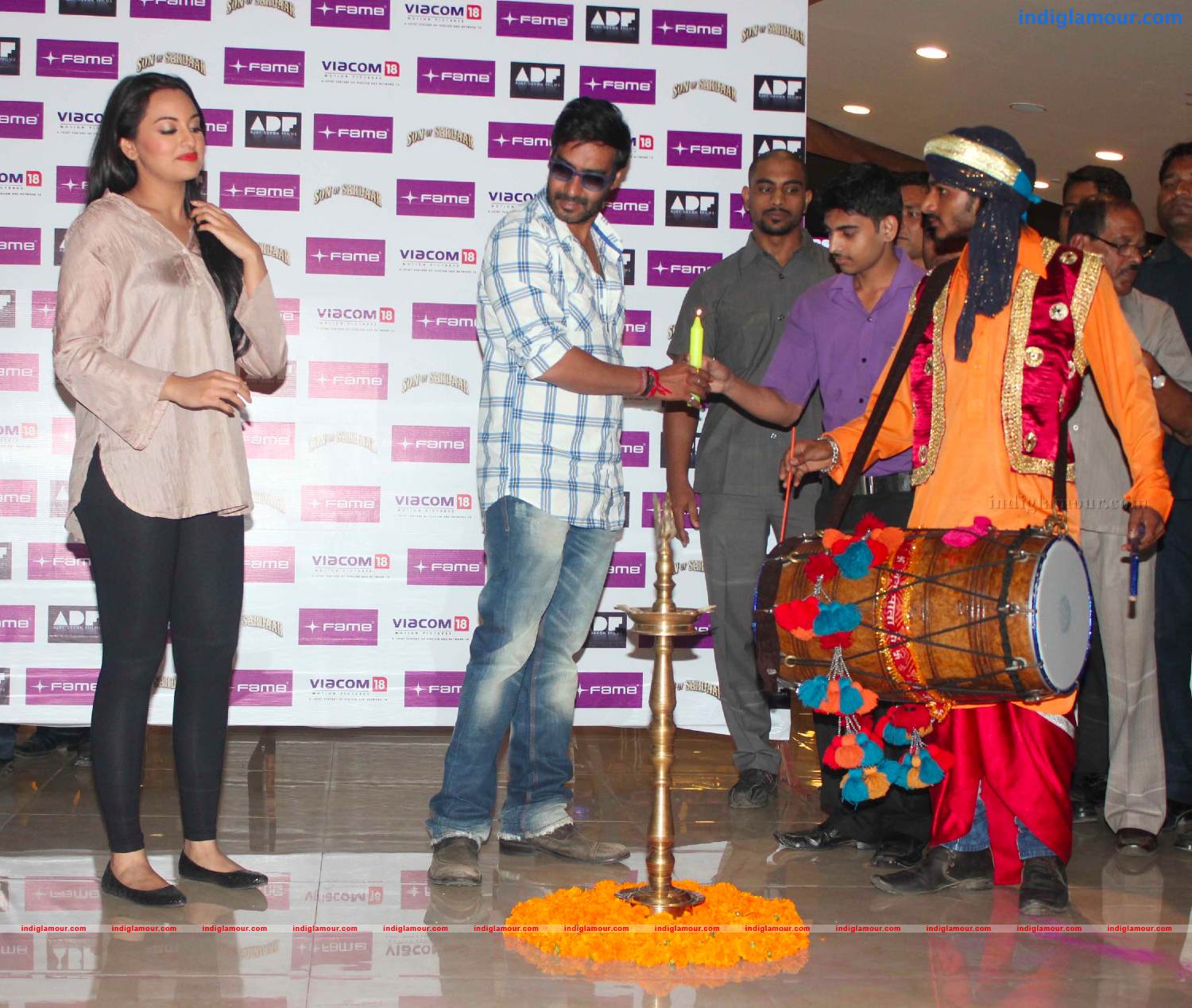 Ajay DevgnAnd Sonakshi Sinha Unveils Diwali Lanterns Event hd photo