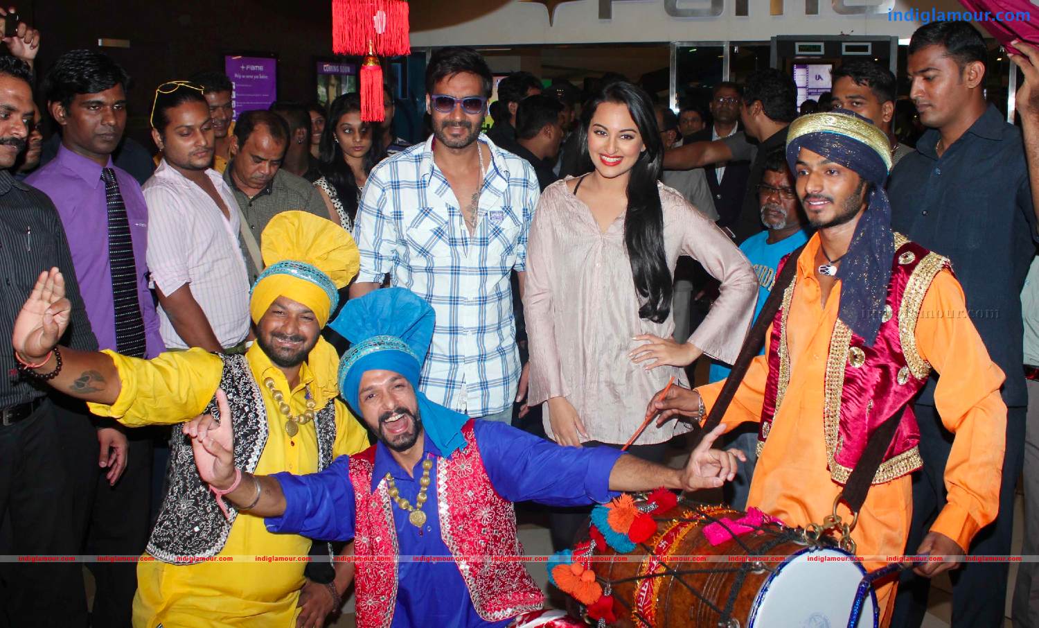 Ajay DevgnAnd Sonakshi Sinha Unveils Diwali Lanterns Event hd photo