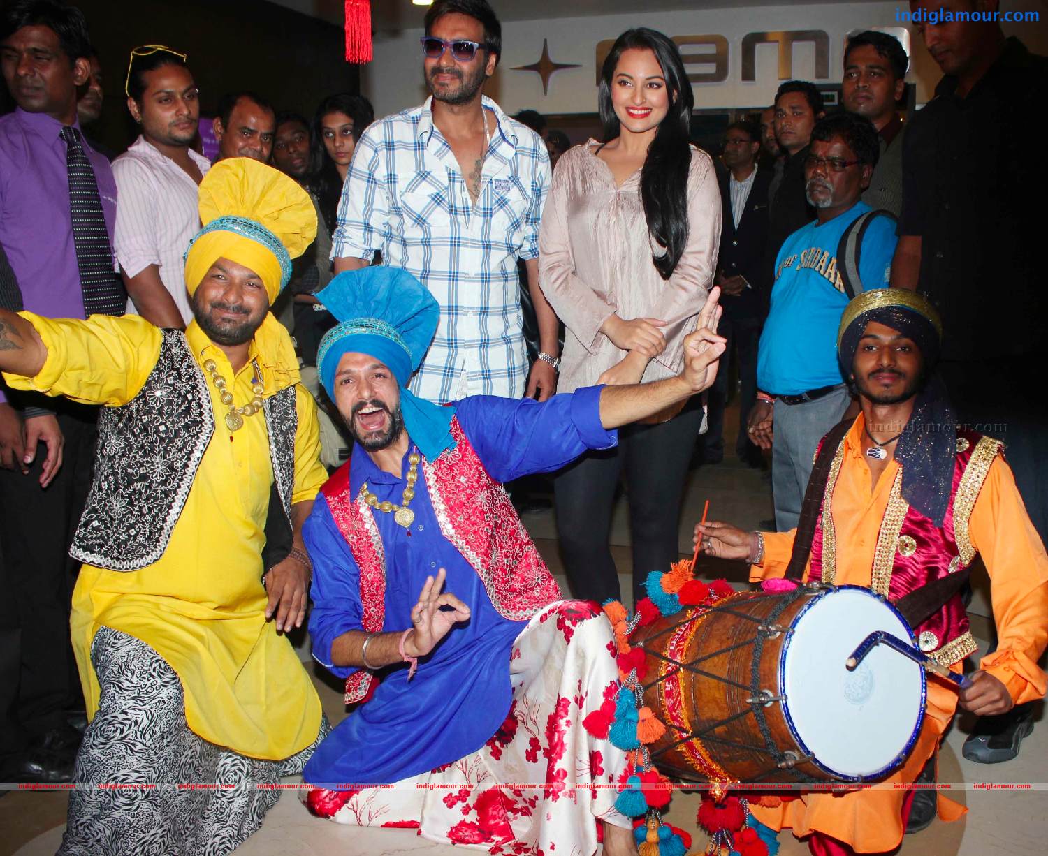 Ajay DevgnAnd Sonakshi Sinha Unveils Diwali Lanterns Event hd photo