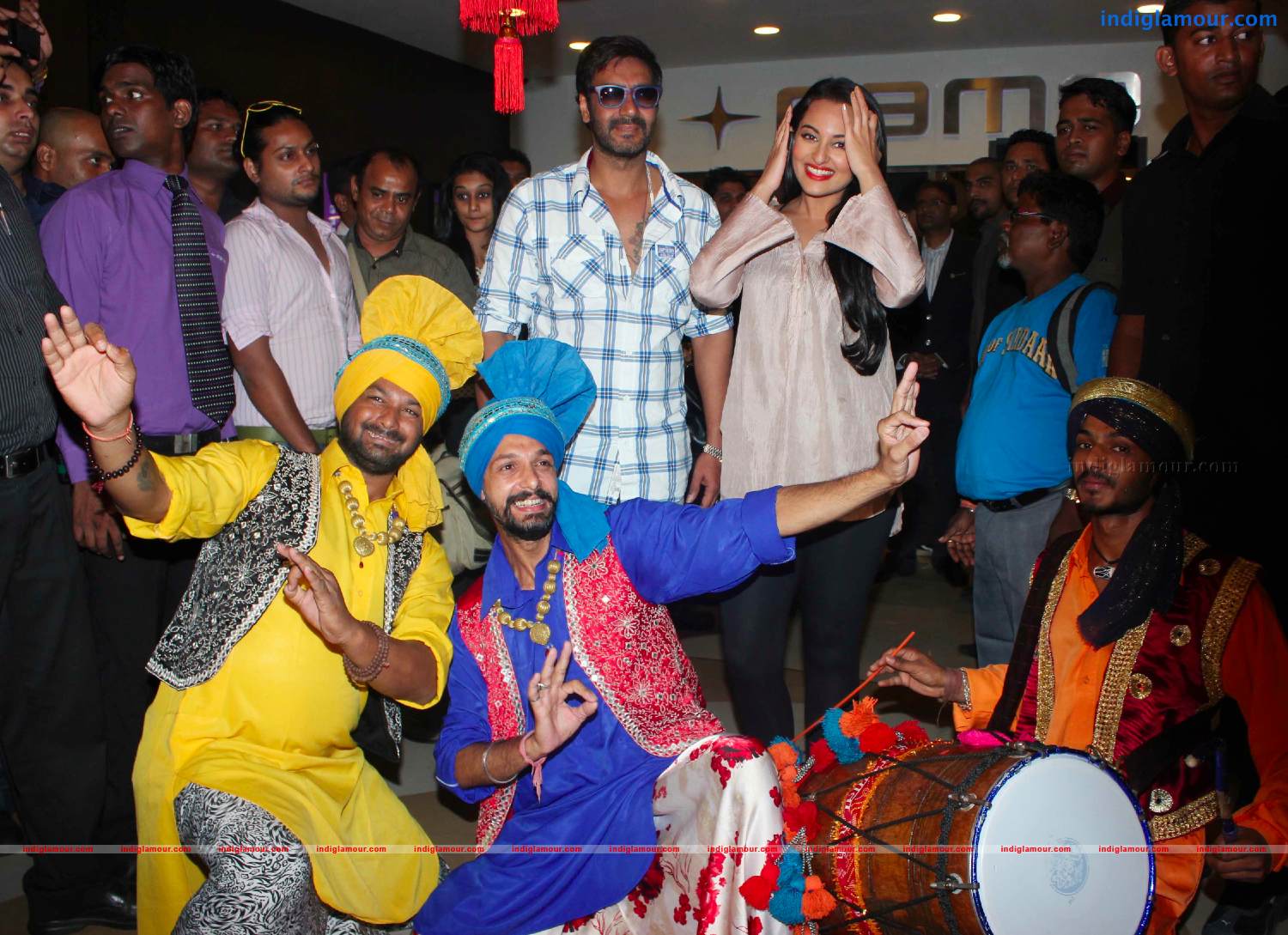 Ajay DevgnAnd Sonakshi Sinha Unveils Diwali Lanterns Event hd photo