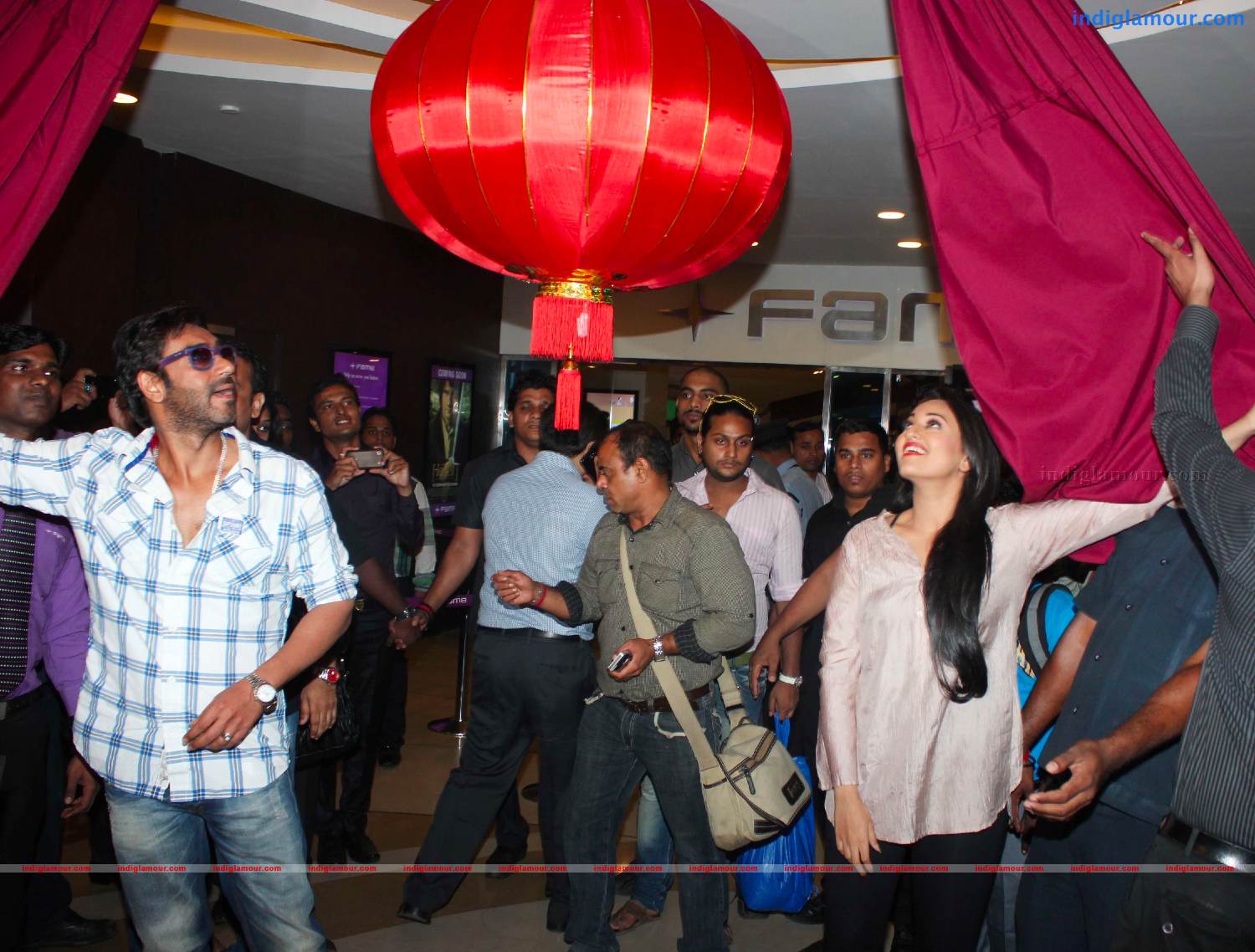 Ajay DevgnAnd Sonakshi Sinha Unveils Diwali Lanterns Event hd photo