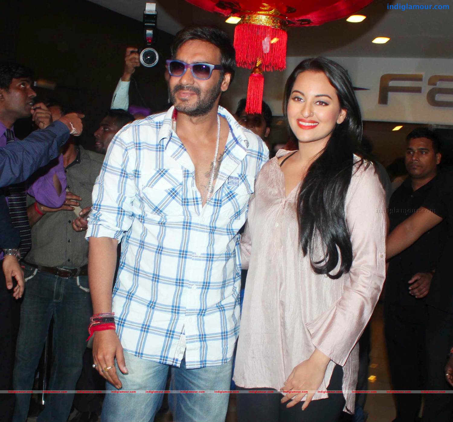 Ajay DevgnAnd Sonakshi Sinha Unveils Diwali Lanterns Event hd photo