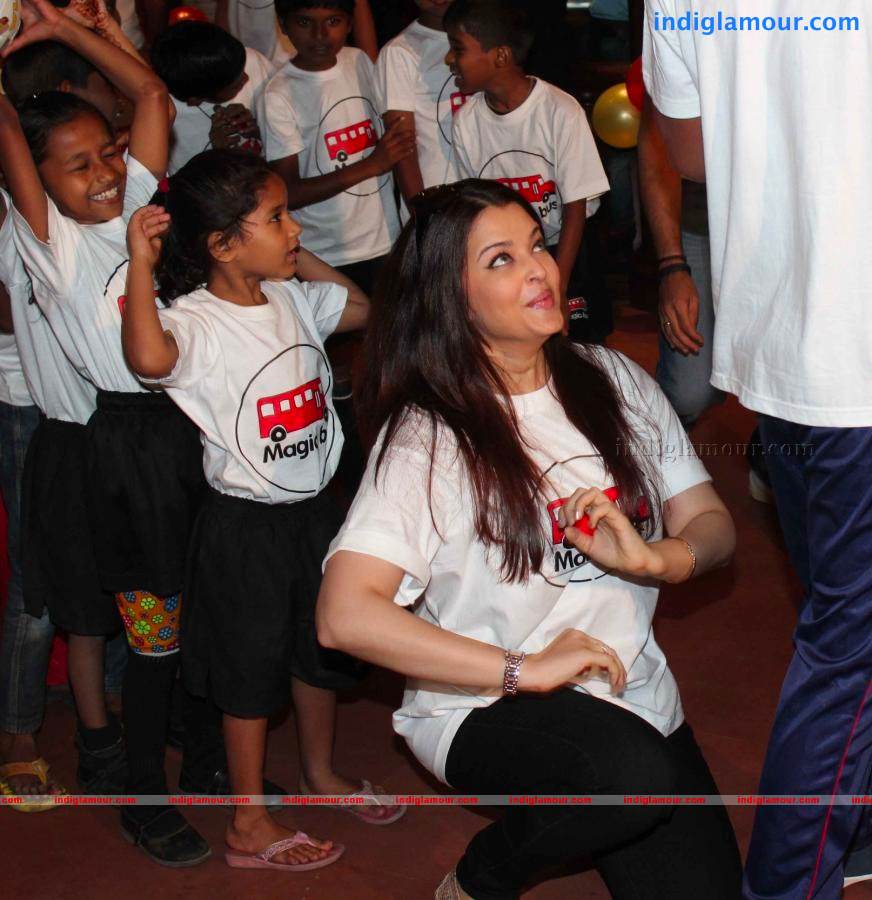 Abhishek And Aishwarya Celebrates Childrens Day Event hd photo