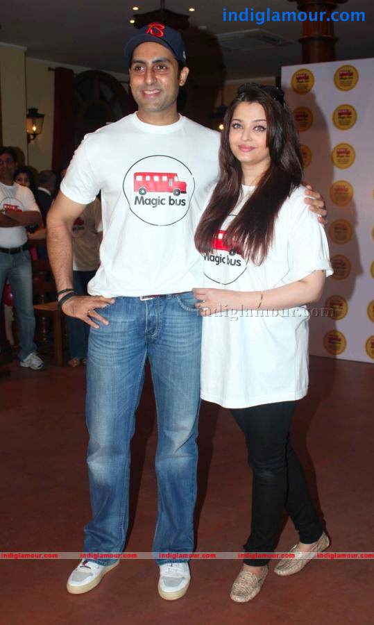 Abhishek And Aishwarya Celebrates Childrens Day Event hd photo