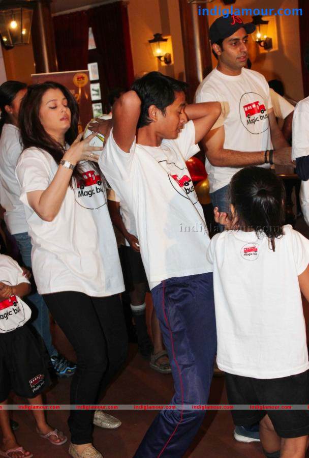 Abhishek And Aishwarya Celebrates Childrens Day Event hd photo