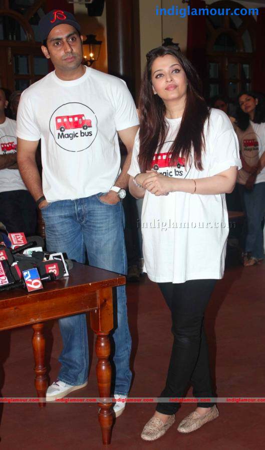 Abhishek And Aishwarya Celebrates Childrens Day Event hd photo