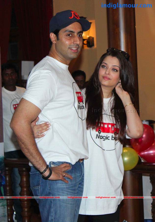 Abhishek And Aishwarya Celebrates Childrens Day Event hd photo
