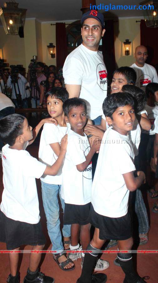 Abhishek And Aishwarya Celebrates Childrens Day Event hd photo